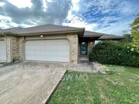 Building Photo - 3323 Leawood Ave