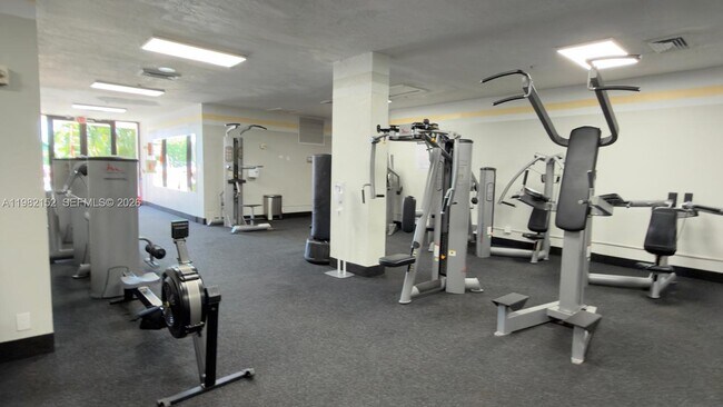 Building Photo - 400 Kings Point Dr