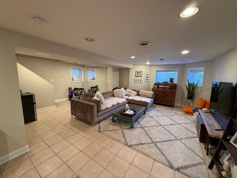 Building Photo - 4108 Maplewood N Ave