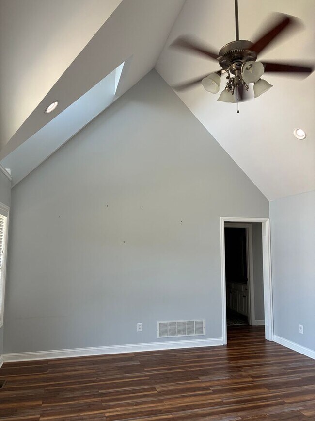 Building Photo - **Summer Ending BUT This Home is HOT**