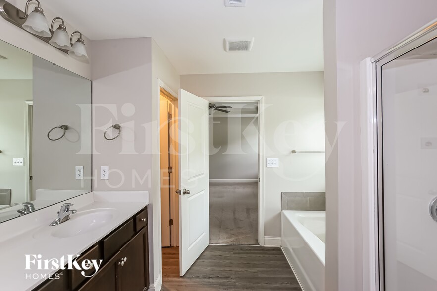 Building Photo - 9232 Evans Creek Ct