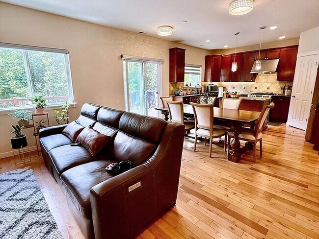 Building Photo - Available Now – 4 bed 2.5 bath Sq Ft Woodr...