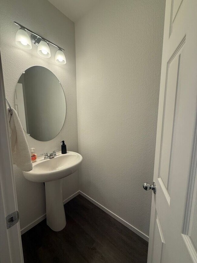 Building Photo - 3-Bed, 2.5-Bath Townhome in North Reno