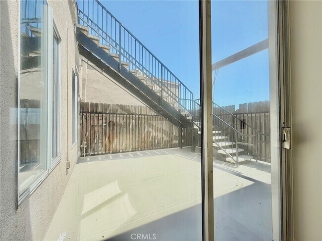 Building Photo - 312 W 5th St