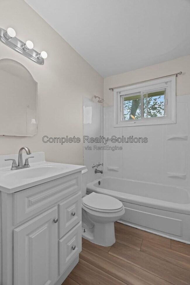 Building Photo - 5661 Bermuda Dr