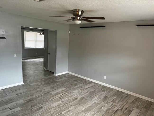 Building Photo - 1042 Live Oak Dr