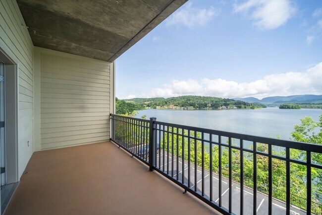 Building Photo - Lakefront Condo for Rent | 2 Bed, 2 Bath |...