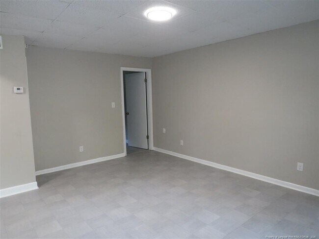 Building Photo - 210 Colonial Dr