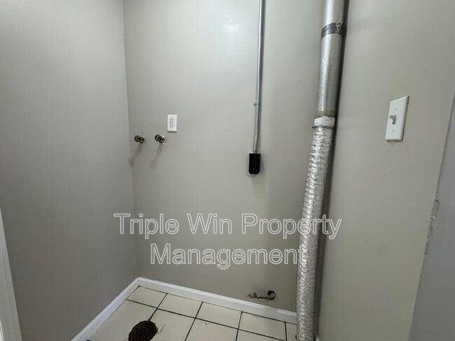 Building Photo - 1630 Kay Dr