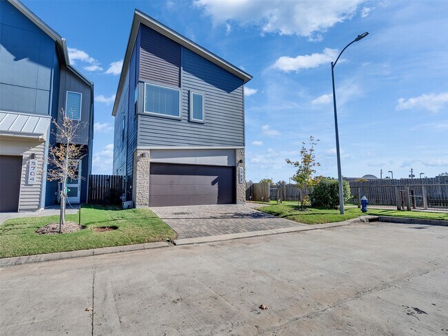 Building Photo - 5702 Rucio Ln