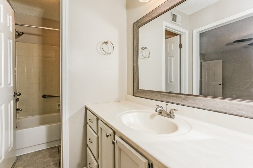 Building Photo - 5044 Brooksbank Cove S