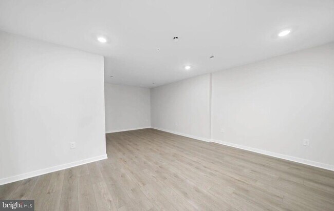 Building Photo - 242 Talucci Dr