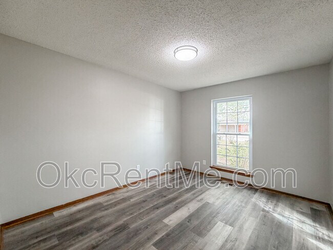 Building Photo - 1104 Spruce Dr