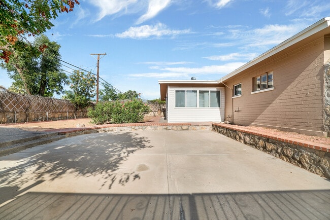 Building Photo - Cielo Vista 3 Bedroom 2 Bath