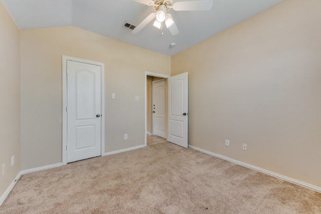 Building Photo - Attractive Duplex Unit in North Fort Worth