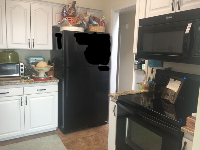 Building Photo - Updated 3bed 2 bath with fenced in yard!