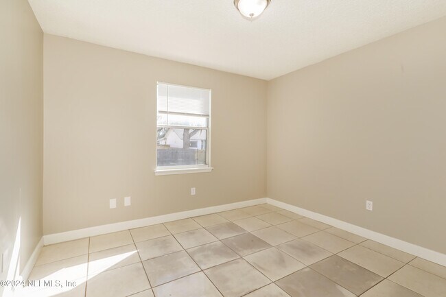 Building Photo - 1597 Twin Oak Dr W