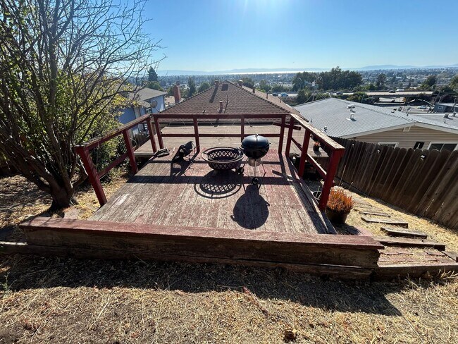 Building Photo - 3 Bed 2 Bath with Great Views in San Leand...