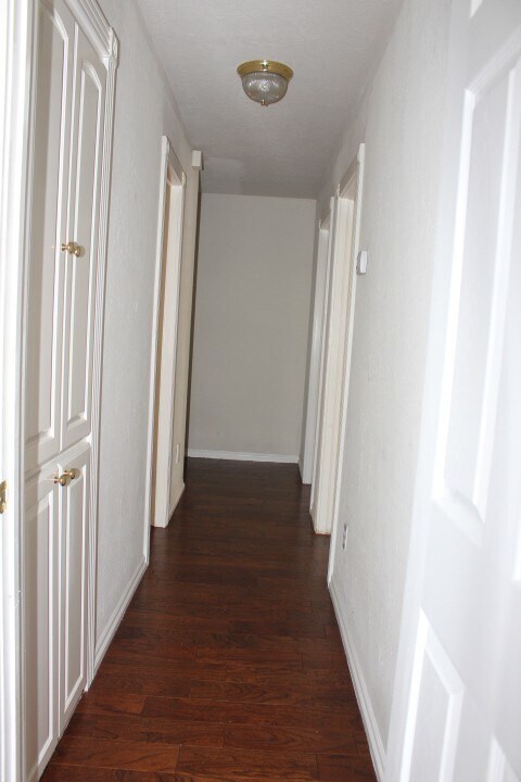 Building Photo - Great West side home located close to shop...