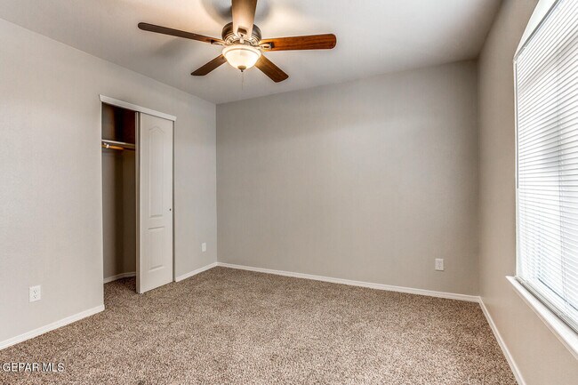 Building Photo - 814 Desert Silver Dr