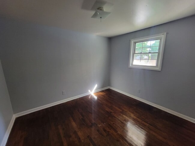 Building Photo - 2 Bedroom 1 Bathroom Home