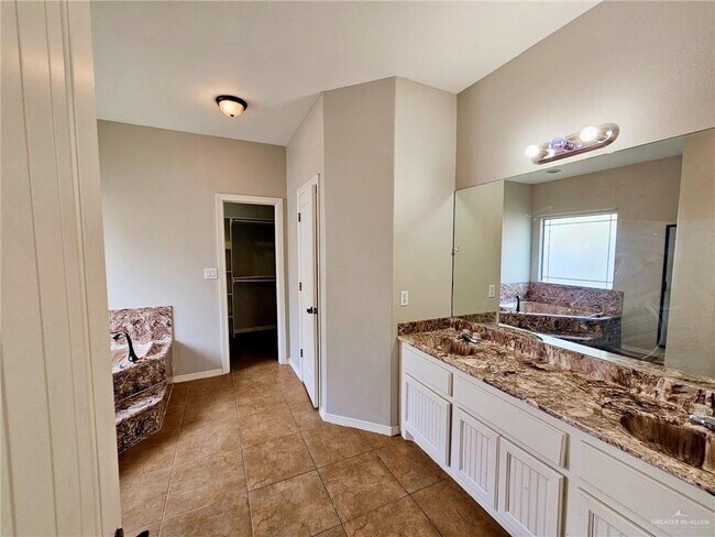 Building Photo - 14 Linva Ave