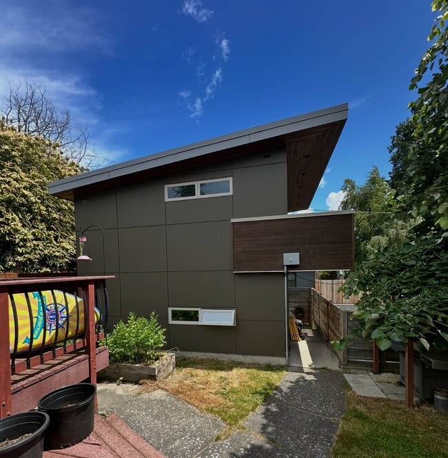 Building Photo - 4008 34th Ave W