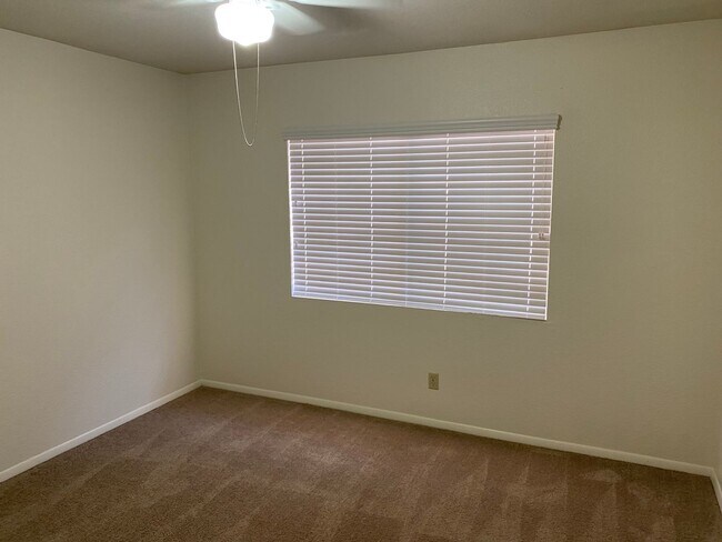 Building Photo - Henderson!!! 4 Bedrooms!! Single Story!! 2 car garage!! Big Back Yard!!! No HOA!! All Appliances!!