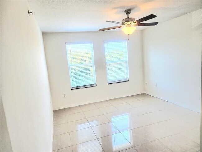 Building Photo - 1021 Villa Cir