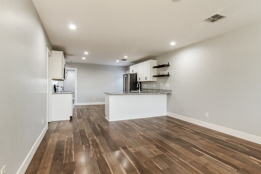 Building Photo - 3862 W Tamarisk St