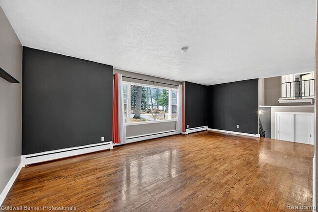 Building Photo - 4448 Greenwood Dr