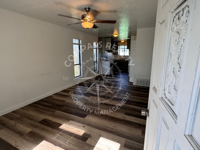 Building Photo - 256 S 400 W