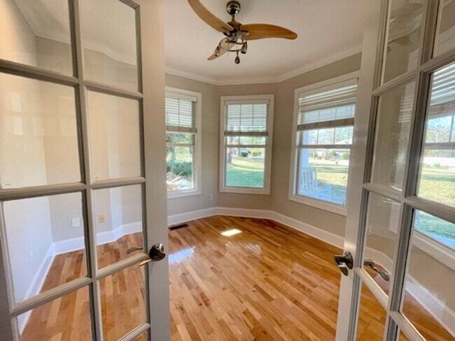 Building Photo - CASTLE LAKES - HOME W/ POOL