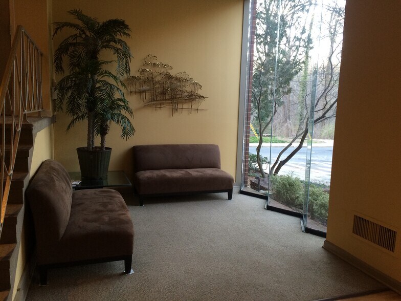 Building Photo - 4114 Davis Pl NW