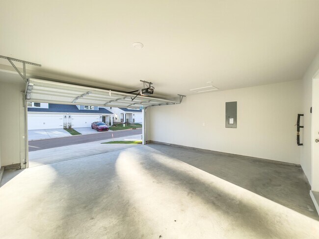 Building Photo - 107 Glen Forest Dr