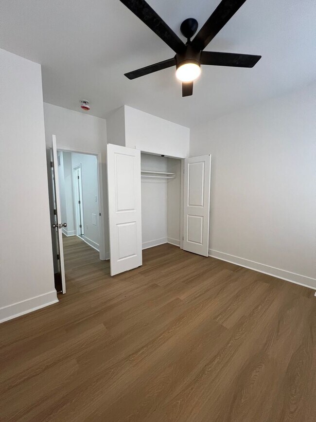 Building Photo - Charming 3 Bedroom 2 Bathroom Home