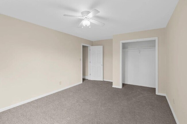 Building Photo - Spacious 5BR Home with Fenced Backyard in Norfolk