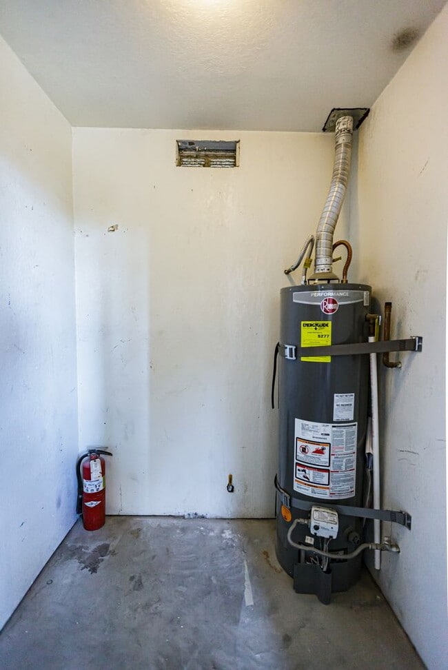 Building Photo - Downstairs Condo with Lots of Upgrades