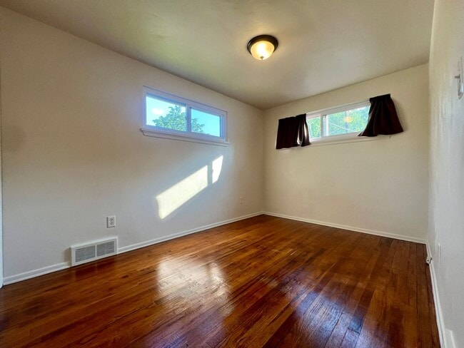 Building Photo - Incredible 3 Bedroom House in Quaint Plum Neighborhood! CALL TODAY!