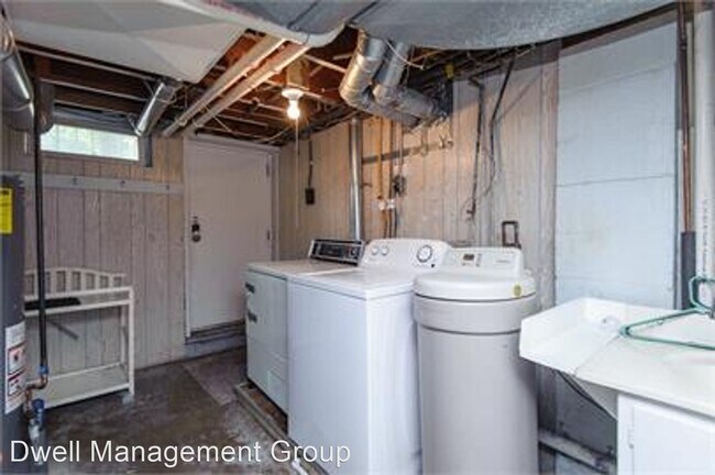 Building Photo - 5 br, 2.5 bath House - 717 13th Ave NE