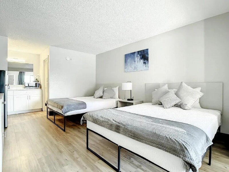 Building Photo - 5399 W Irlo Bronson Memorial Hwy