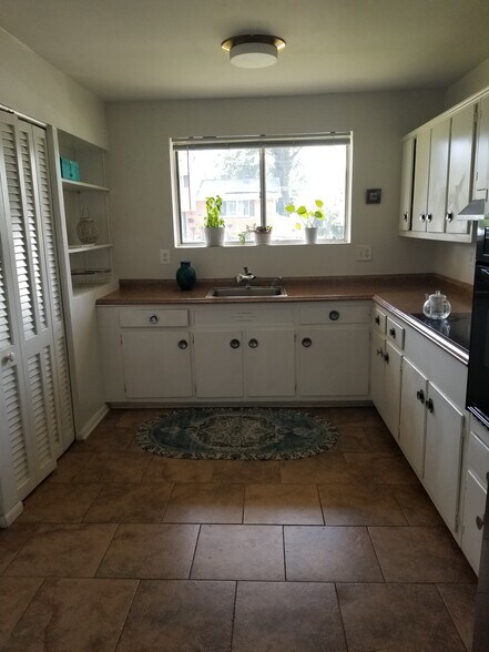 Kitchen - 811 Whittington Ter