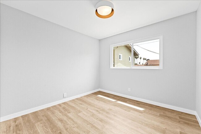 Building Photo - 941 Normandie Ave