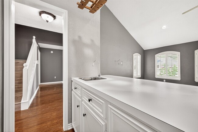 Building Photo - 4003 W Valley Dr