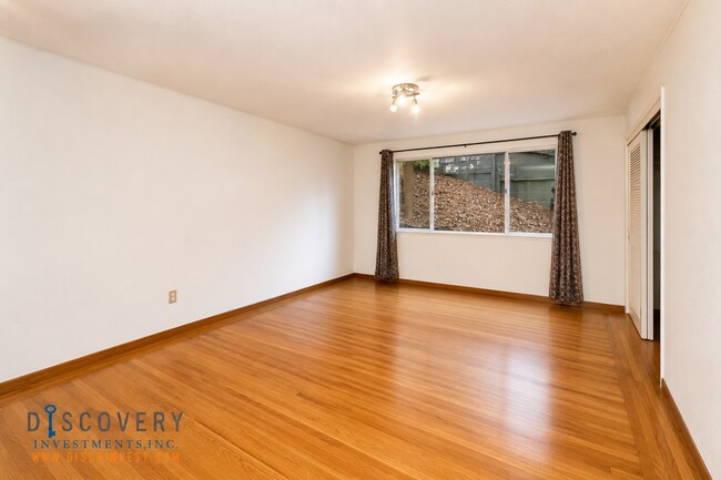 Building Photo - Contemporary North Berkeley 2 Bedroom Condominium