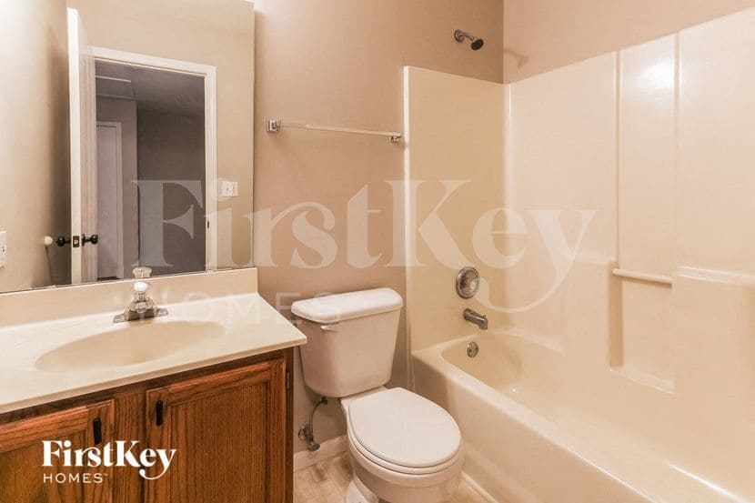 Building Photo - 546 White Fence Dr