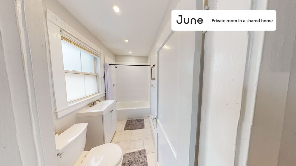 Building Photo - Private bedroom in 3 bed/1 bath Home