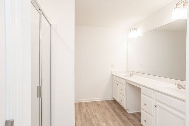 Building Photo - Beautifully designed 3-bedroom, 2.5-bath e...