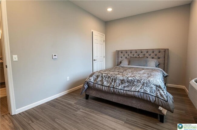 Building Photo - 948 N Front St