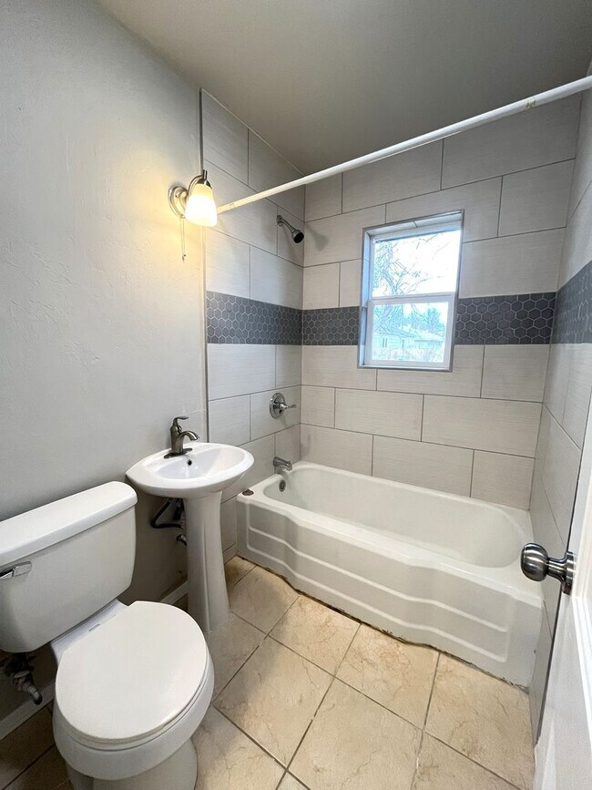 Building Photo - 2 Bed 1 Bath in Bethany